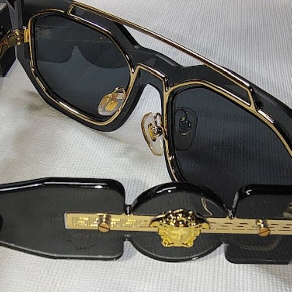 VERSACE UNISEX SUNGLASSES - NEW WITH NO DEFECTS OR BLEMISHES- MADE IN ITALY - Picture 6 of 6